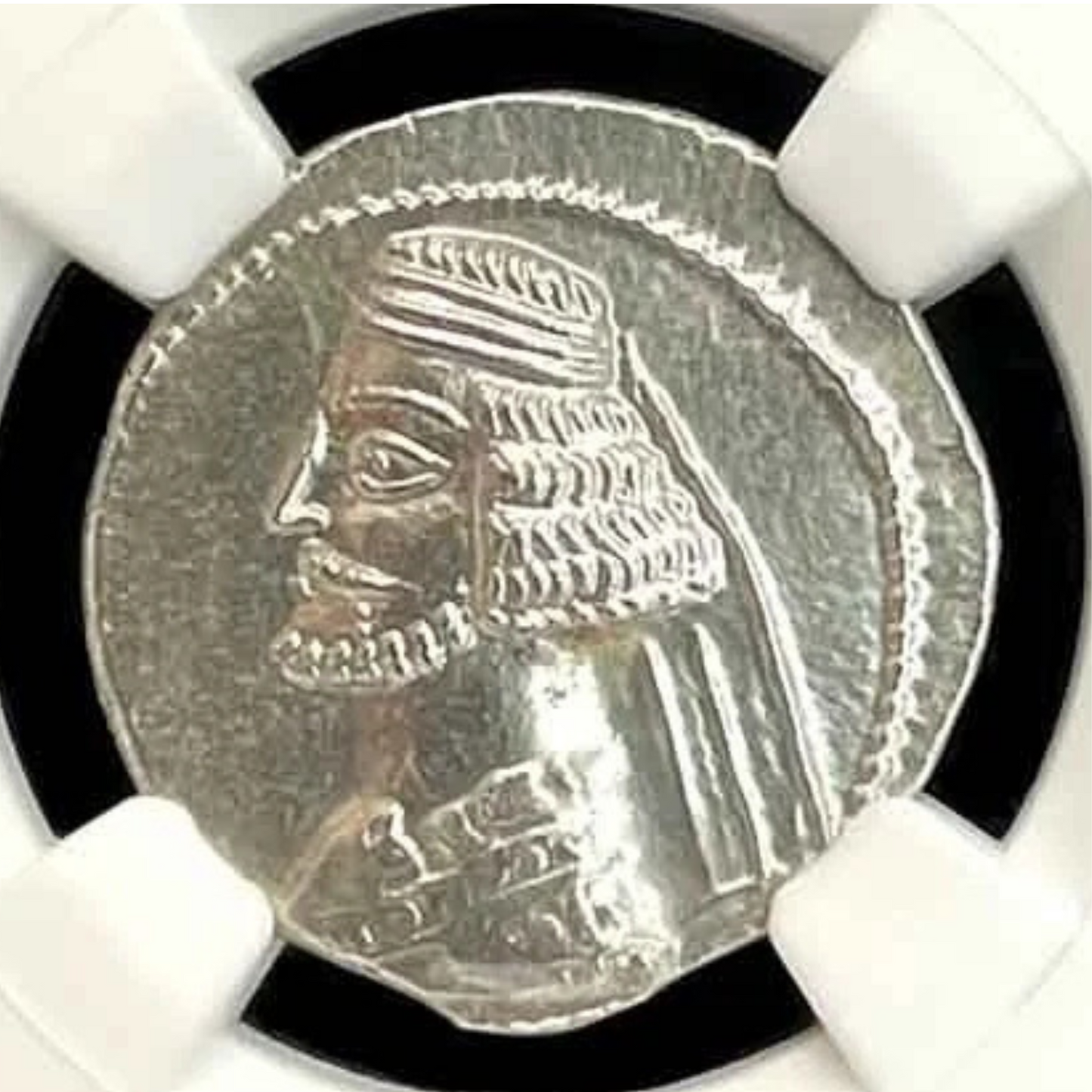 【“射手王朝の鏡面銀”】パルティア王国 ミトラダテス4世 ドラクマ銀貨〈NGC MS〉— ディアデム髭肖像 & 座す弓射手
