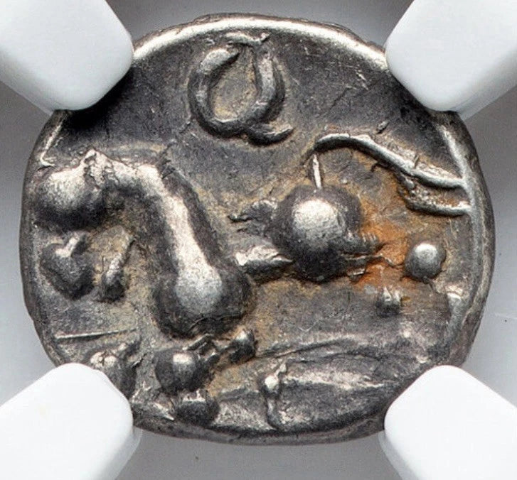 【“ケルトの疾駆とローマの兜”】ガリア・エデュイ族 クィナリウス銀貨〈NGC Ch VF〉— 兜女神 & 駆馬アニュレット図