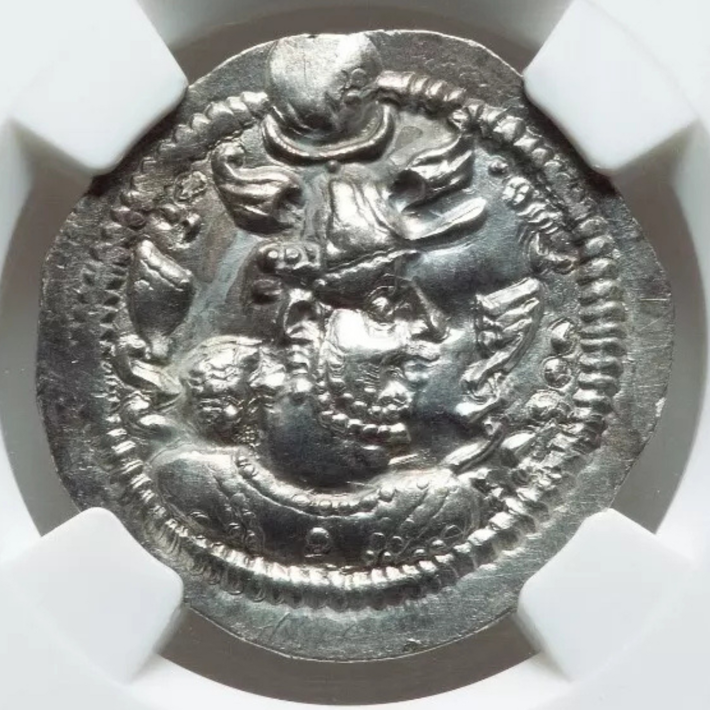 【“日輪を掲げる王”】ペーローズ1世 ドラクマ銀貨〈NGC Ch AU〉— 月桂冠肖像 & 聖火壇・双翼守護神