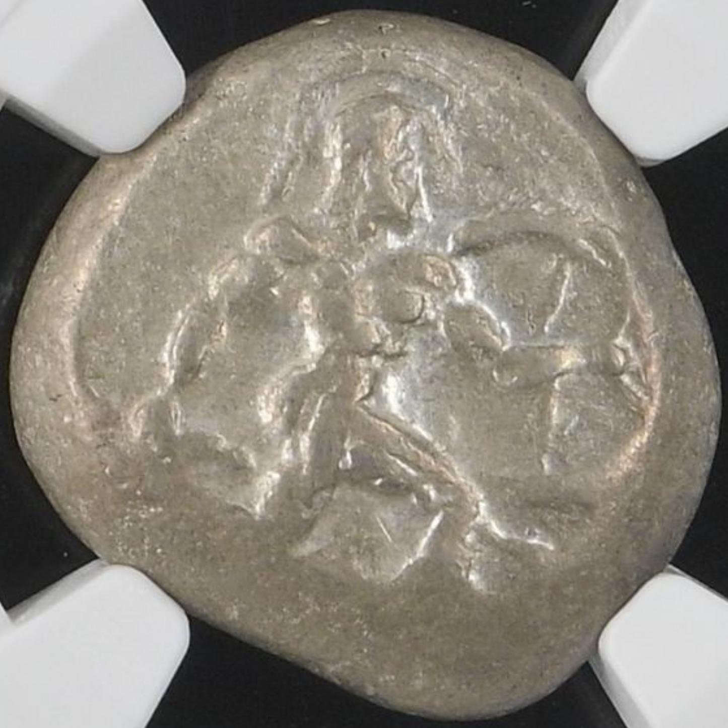 【“疾駆するホプリテスの三脚紋”】アスペンドス スターテル銀貨〈NGC Ch VF〉— 剣盾ホプリテス & トリスケリオン