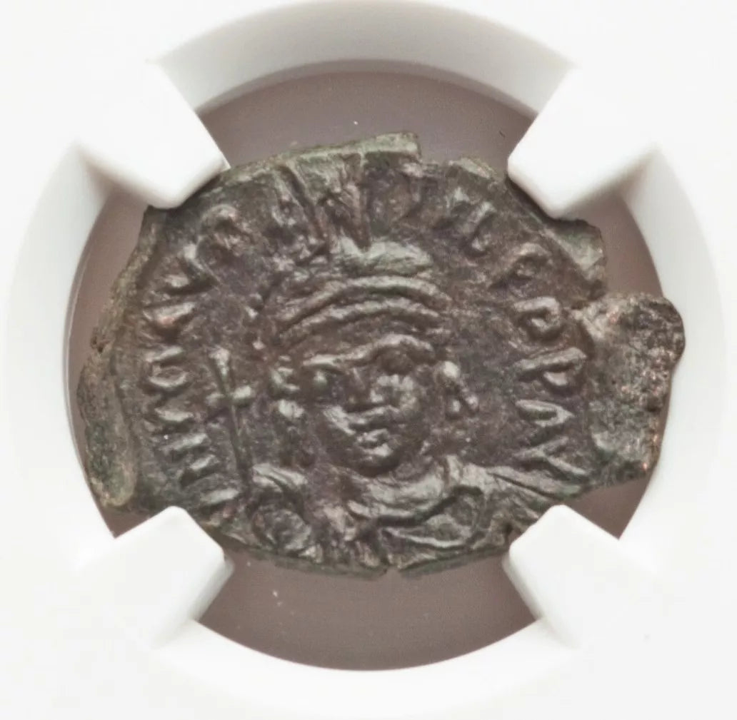 【“東ローマ復興の銅輝”】マウリキウス=ティベリウス 20 ヌンミ銅貨〈NGC Ch AU〉— 月桂冠胸像 & 大型“K” 伯符