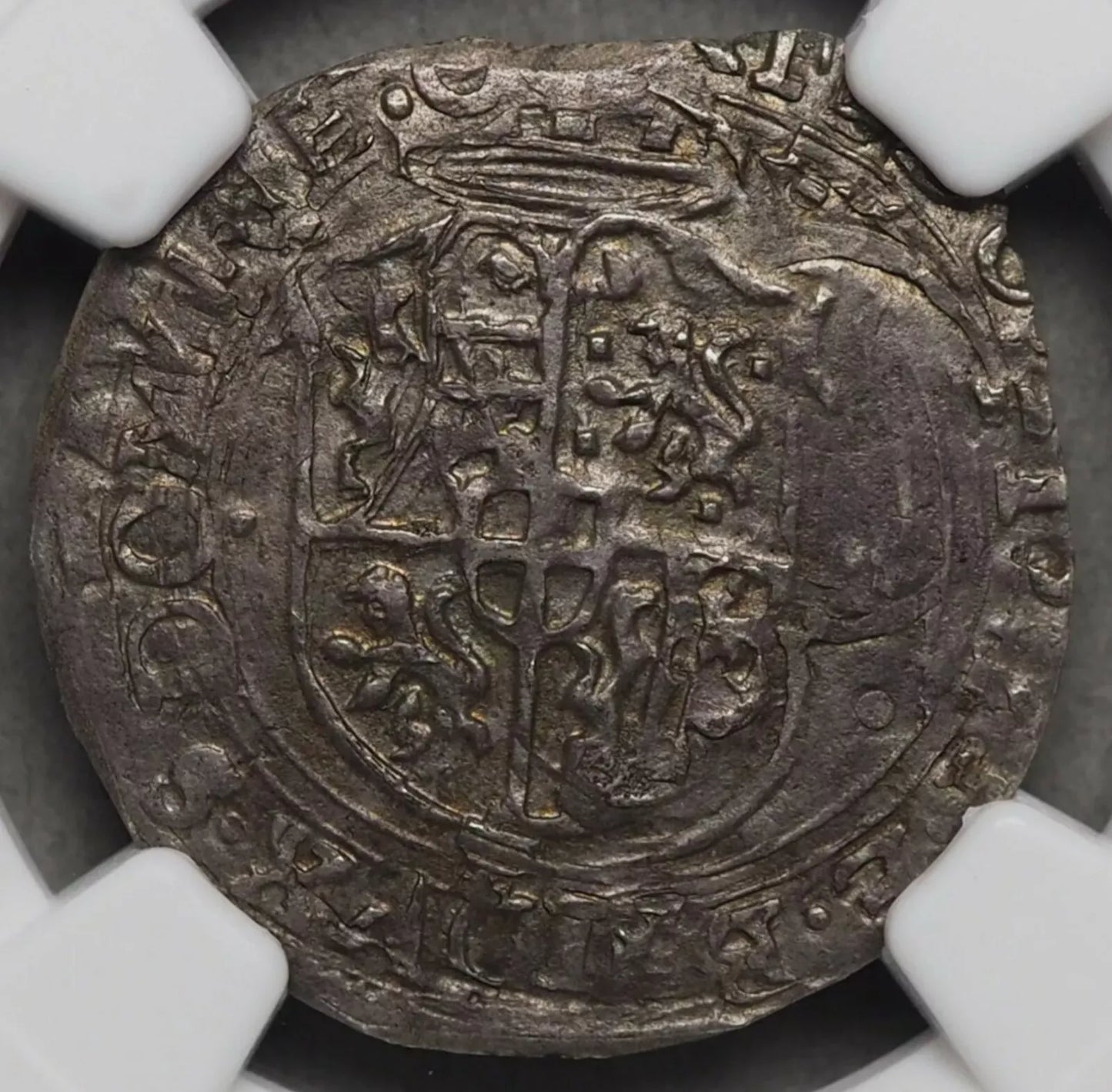 【“鉄頭公の白銀ソルド”】エマヌエーレ・フィリベルト 1 ソルド銀貨〈NGC MS62〉— サヴォイア百合&十字徽章