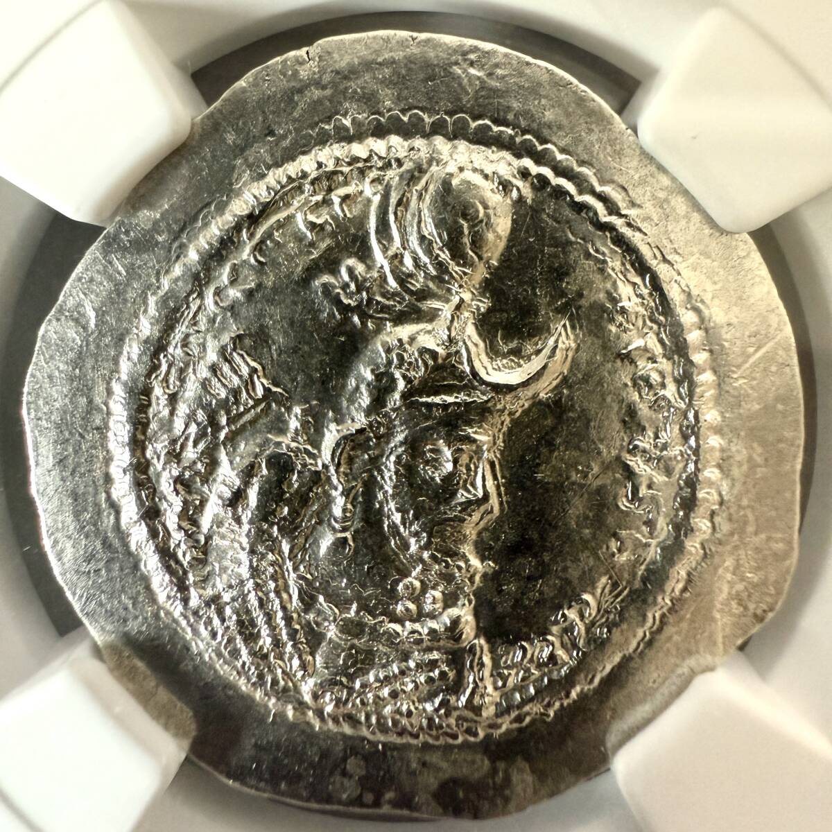 【“最後のゾロアスター王”】ササン朝 ヤズデギルド1世 ドラクマ銀貨〈NGC MS〉