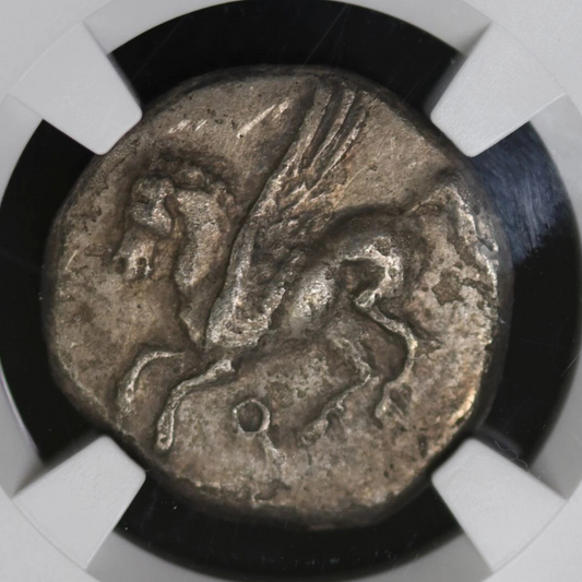 【“ペガサス翔る海上リラ”】コリントポリス スターテル銀貨〈NGC Ch VF〉— 翔翼ペガサス & コリント式兜のアテナ