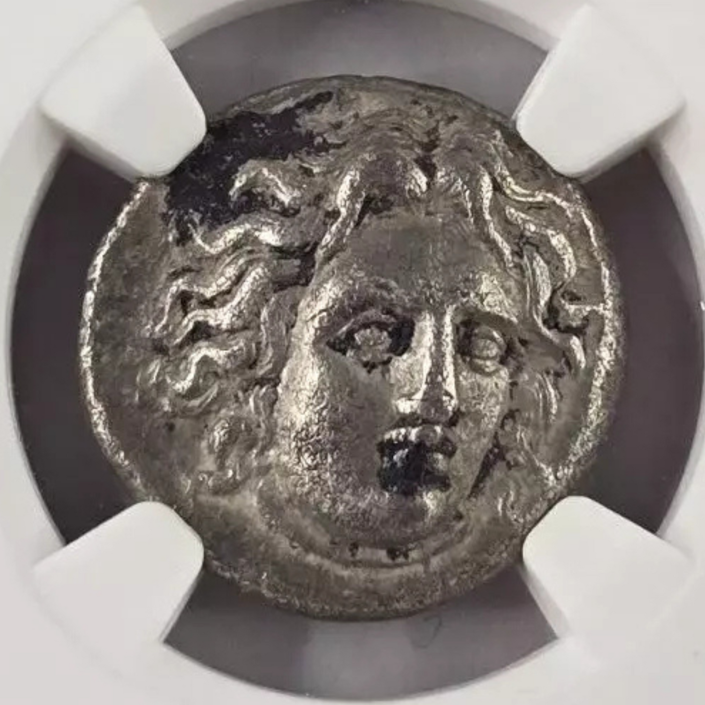 【“エーゲ海に咲く太陽の薔薇”】ロドス島 ディドラクマ銀貨〈NGC VF〉— 正面ヘリオス & 開花ローズ図