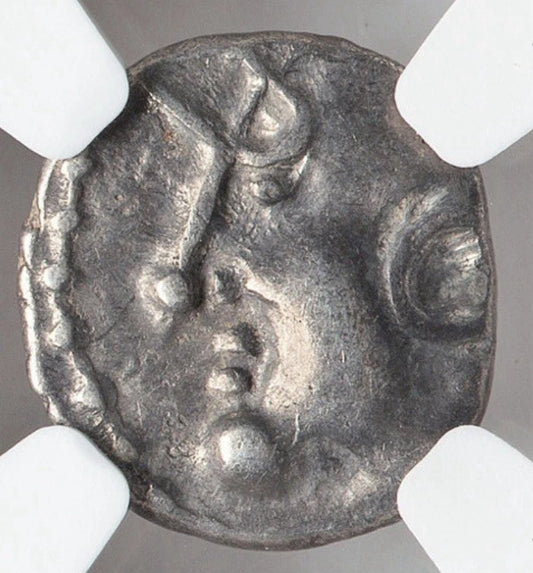 【“ケルトの疾駆とローマの兜”】ガリア・エデュイ族 クィナリウス銀貨〈NGC Ch VF〉— 兜女神 & 駆馬アニュレット図