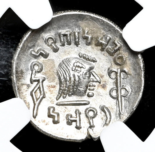 【“香料ロードの銀面”】アラビア・フェリクス ヒムヤル王国 ドラクマ銀貨〈NGC Ch XF〉— 王冠肖像 & 聖牛ブクラニオン
