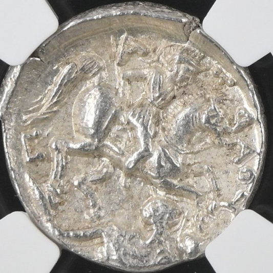 【“アレクサンドロスを駆けた稲妻”】パトラオス王国 テトラドラクマ銀貨〈NGC Ch AU〉— アポロン頭像 &amp; 騎兵突撃
