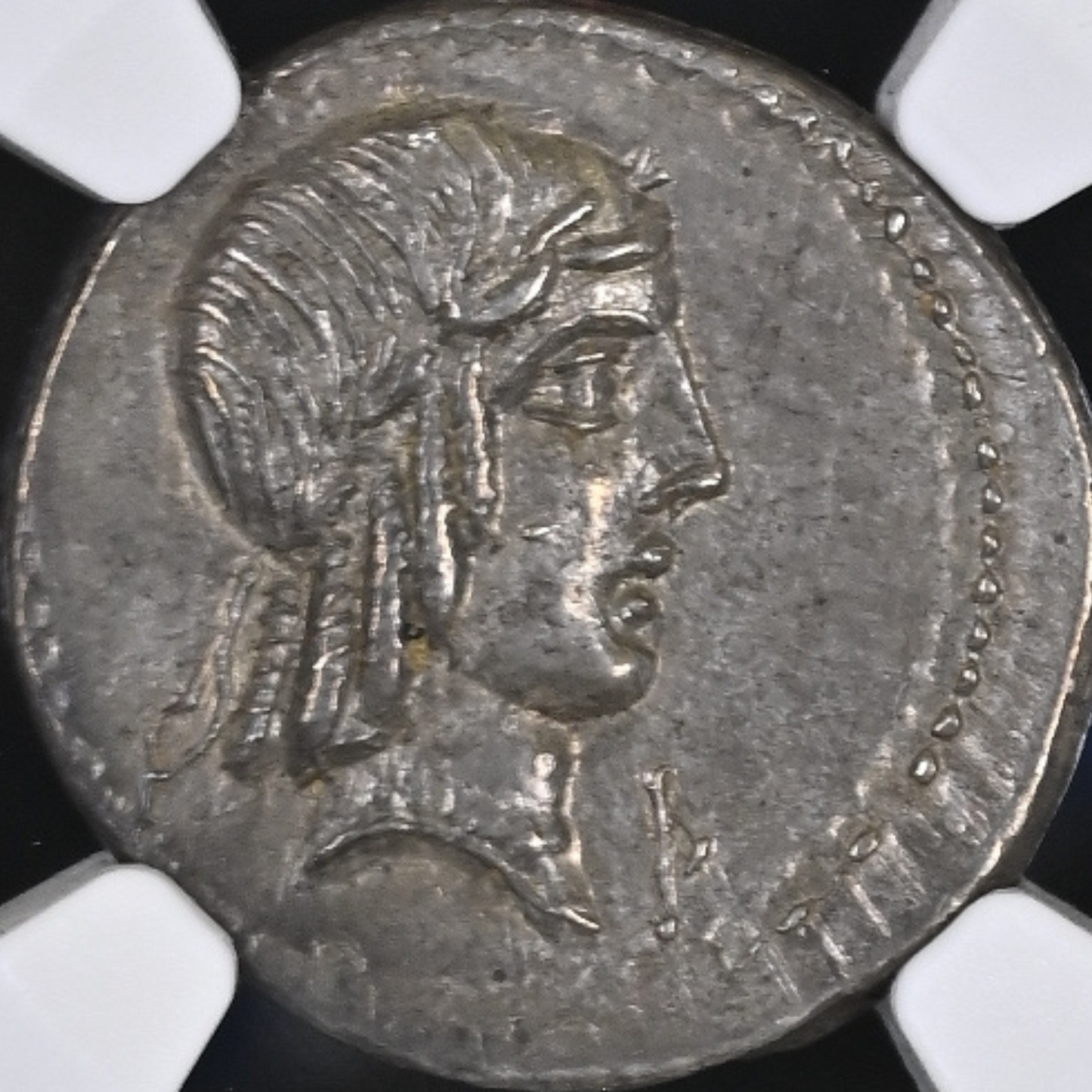 【“アポロンの矢と勝利の騎士”】L.カルプルニウス・ピソ・フルギ デナリウス銀貨〈NGC Ch AU〉— アポロン頭像 & 騎馬パーム図